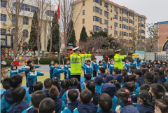 个个争当小小交通批示